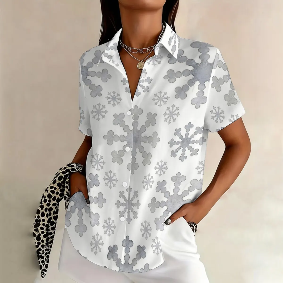 

Простая и стильная женская летняя рубашка больших размеров с принтом снежинок, с короткими рукавами и лацканами, модный универсальный топ на каждый день.