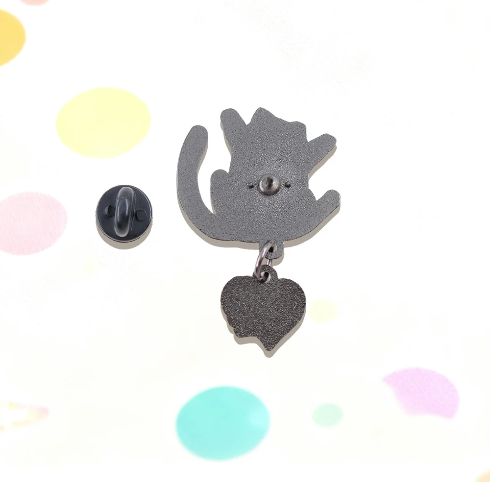 Meine Katze und ich reden über dich – kreative Brosche, niedlicher herzförmiger Pfotenabdruck-Anhänger, Katzen-Abzeichen, lustiger Text, Haustier-Thema, Emaille-Pin – Detail 3