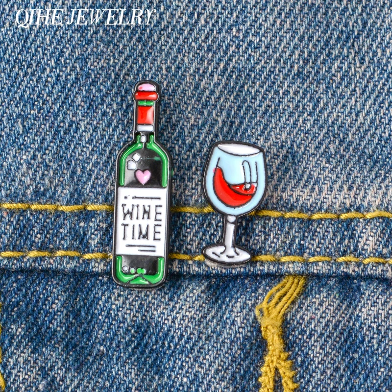 2 teile/satz WEIN ZEIT Flasche Glas Brosche Emaille Pins Cartoon Mini Wein Glas Brosche Hemd Revers Pin Abzeichen Schmuck Geschenk für Liebhaber