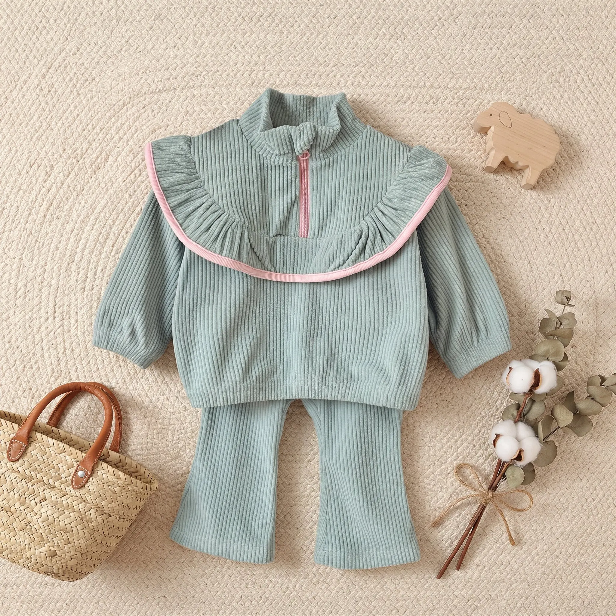Baby-Mädchen-Set mit geripptem Oberteil mit Reißverschluss und Rüschenkragen, 2-teilig, hellgrün, Oberteil mit Rüschen und Schleife, ausgestellte Hose, Frühlingsoutfit für Kleinkinder. – Detail 3
