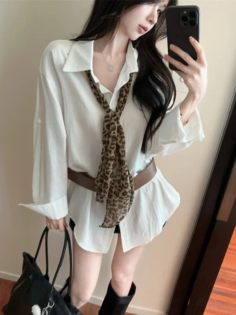

Белая женская рубашка с леопардовым принтом, средней длины, весенняя, с поясом на талии, во французском стиле, свободного кроя, с длинным рукавом