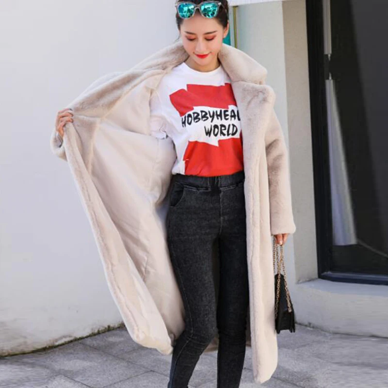 معطف فرو الأرنب الصناعي الفاخر للنساء 2025 سترة شتوية طويلة من القطيفة بتصميم طية صدر السترة سميكة ودافئة مقاس كبير #2