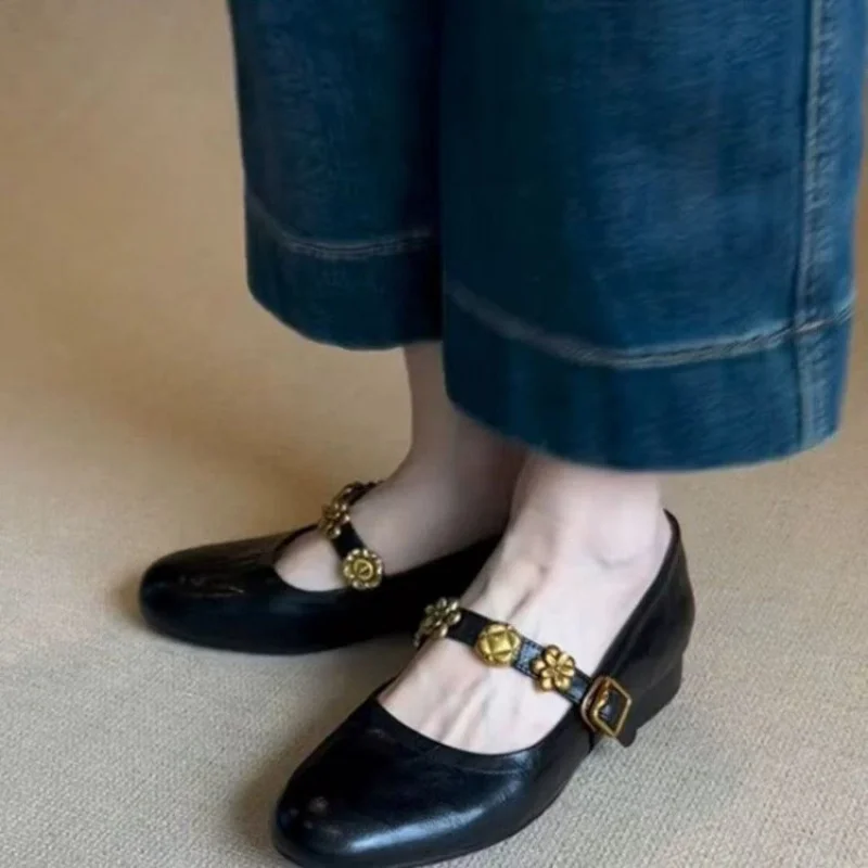 

2026 Новые французские туфли Мэри Джейн на плоской подошве из блестящей лакированной кожи с круглым носком и цветочной пряжкой, женские универсальные туфли-лодочки на низком каблуке для джинсов
