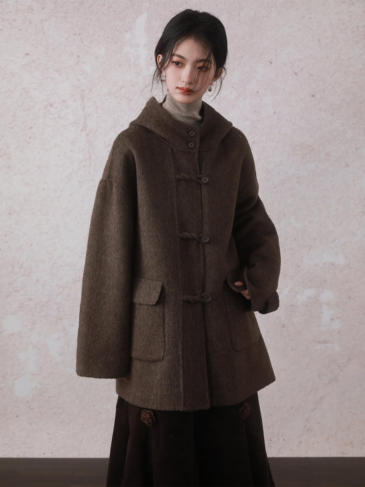 

Double-Sided Woolen Coat with Hat e-Cured Coffee Color Button Design Chinese Sle Women's Winter Faion Outerwear