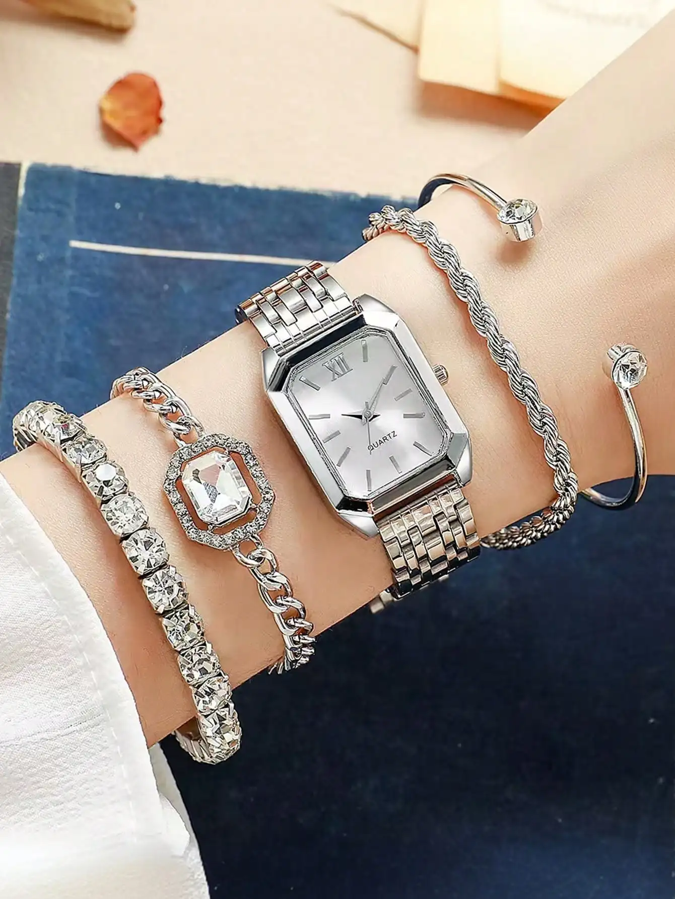 Simple and versatile square quartz watch with steel strip, fashionable quartz watch, fashionable student watch for women