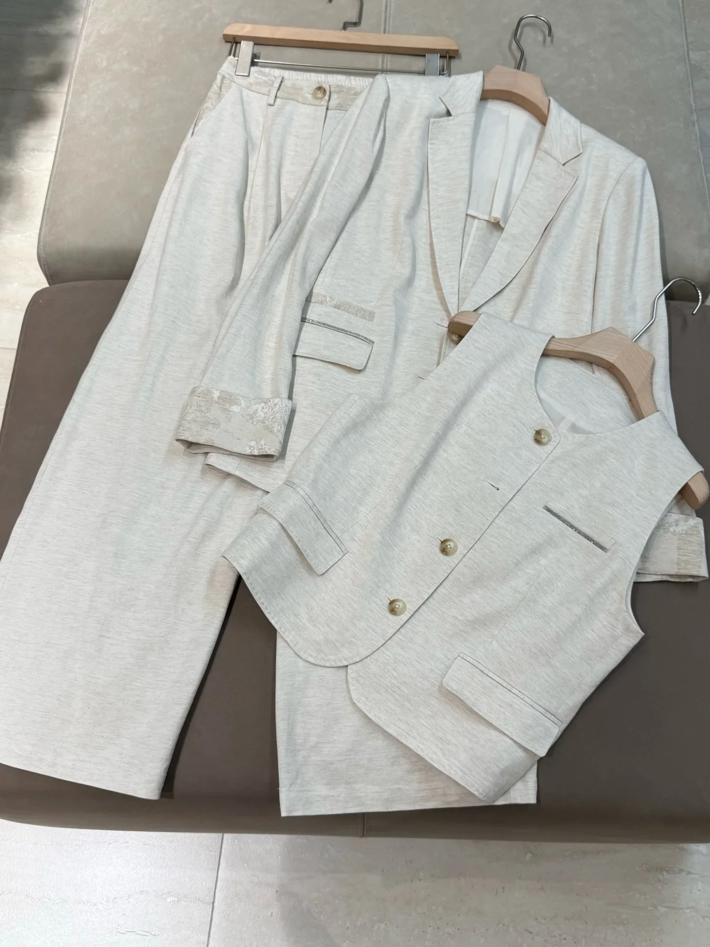 Primavera Verano 2025 Conjunto de 3 piezas para mujer Blazer de un solo pecho con cuentas o chaleco sin mangas con cuello redondo o pantalones de pierna ancha con cintura elástica