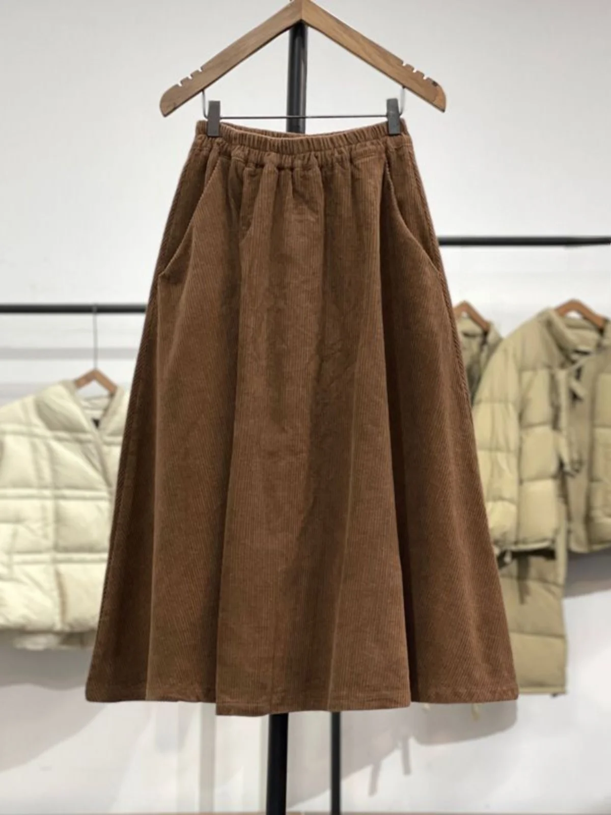 

Ретро-юбка миди из бархата с эластичной талией для женщин, стройнящая, для офиса, подходит для фигуры типа «груша», осенне-зимний сезон