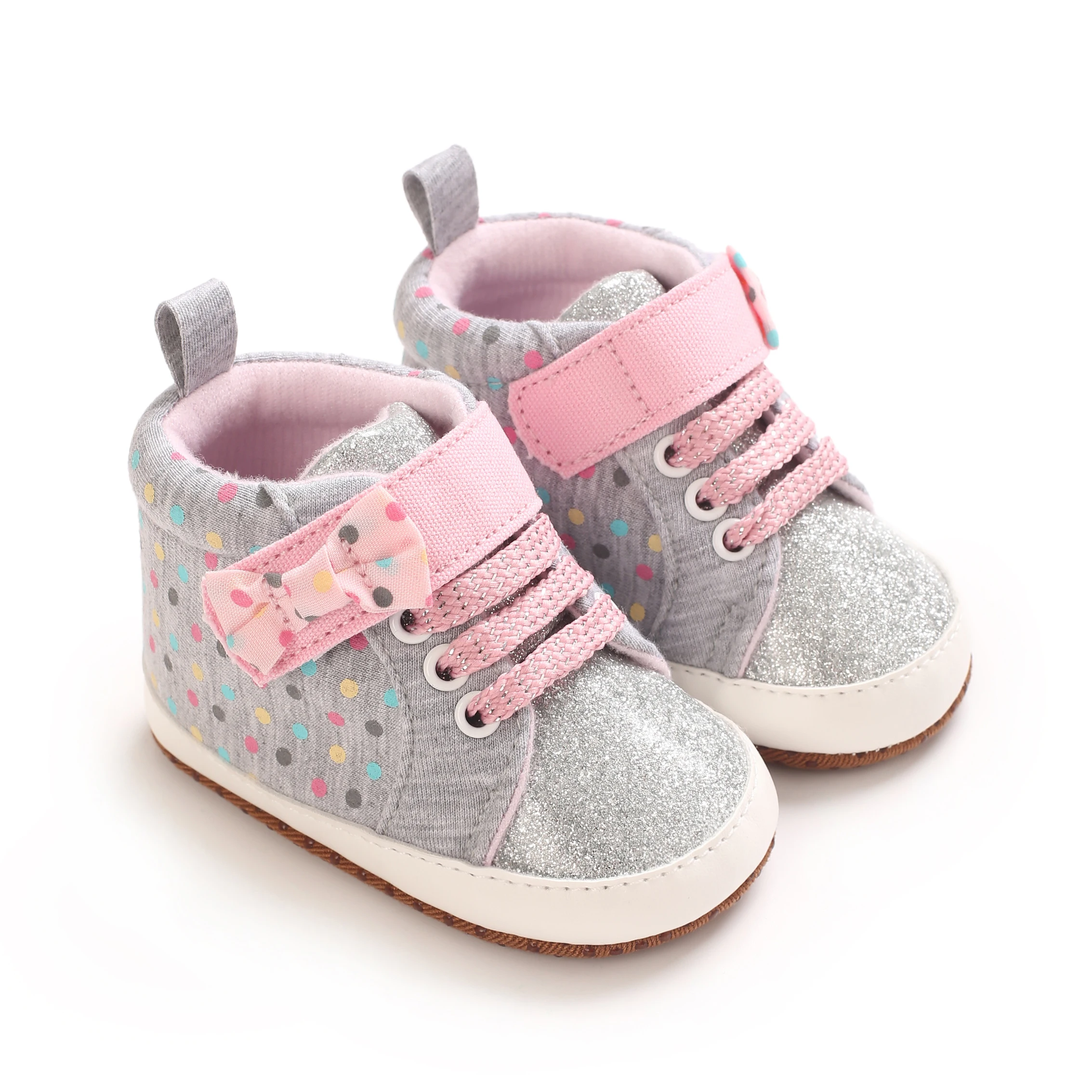 Babybaby's small single shoes have a comfortable design, while baby baby's walking shoes are simple and versatile