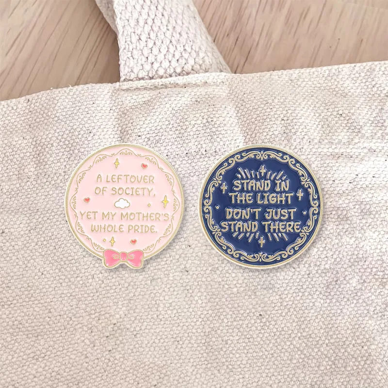 Vintage runde Emaille-Abzeichen „Leftover Of Society And Stand In The Light“-Zitat, Anstecknadel mit Goldrand, Metallbrosche, Schmuck, Geschenk für Freunde – Detail 3