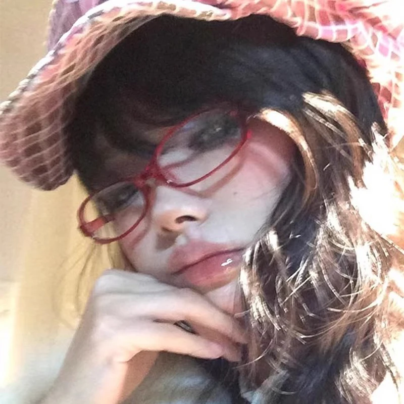 نظارات بيضاوية كلاسيكية حمراء للنساء والفتيات Y2K بإطار أخضر نظارات زجاجية مزخرفة للكمبيوتر نظارات مضادة للزرقاء مع قيادة على شاطئ البحر