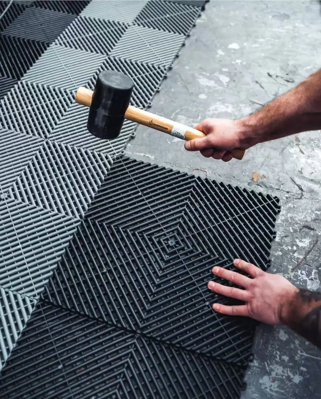 Plastic Modular Interlocking Garage Floor Tiles Colorful Heavy Duty Motorcycle Pit Mat Oil Proof Workshop Flooring