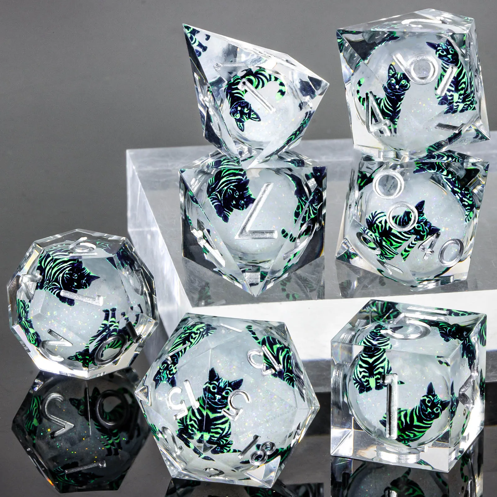 مجموعة نرد أساسي سائلة من Cat DND D&D، مجموعة نرد الزنزانة والتنين ذات الحافة الحادة، D وD لعب الأدوار D20 D12 D10 D8 D6 D4