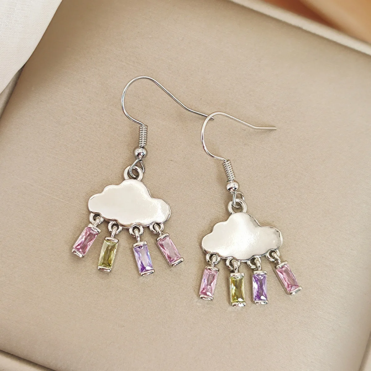 أحدث قلادة على شكل سحابة على الطراز الأوروبي والأمريكي مع قلادة زركونيا صغيرة المجموعة خفيفة وفاخرة ومتخصصة