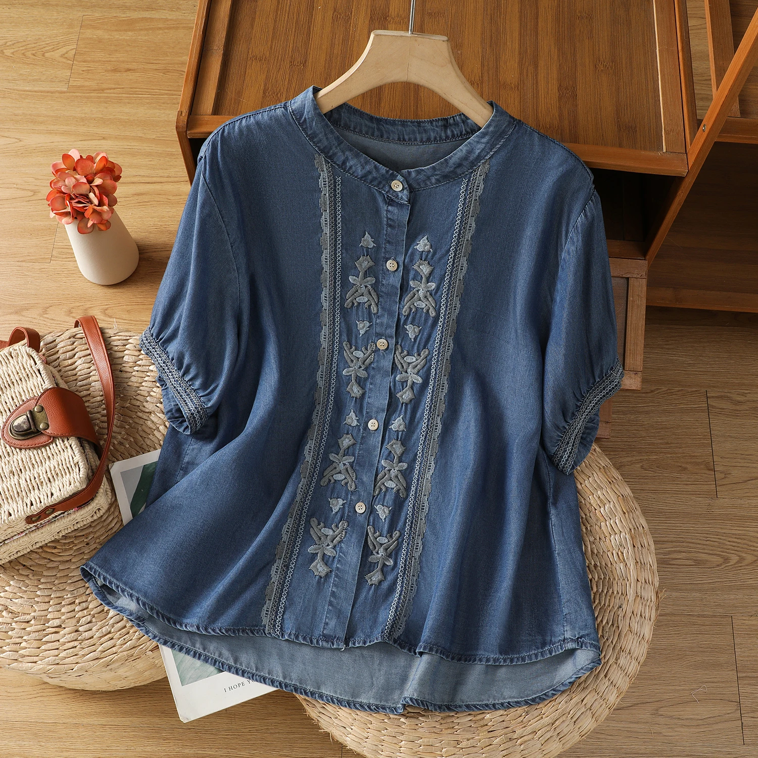 

Джинсовая рубашка с вышивкой в стиле ретро, женская новая однобортная свободная универсальная рубашка с круглым вырезом, лето 2025, мягкий топ с короткими рукавами