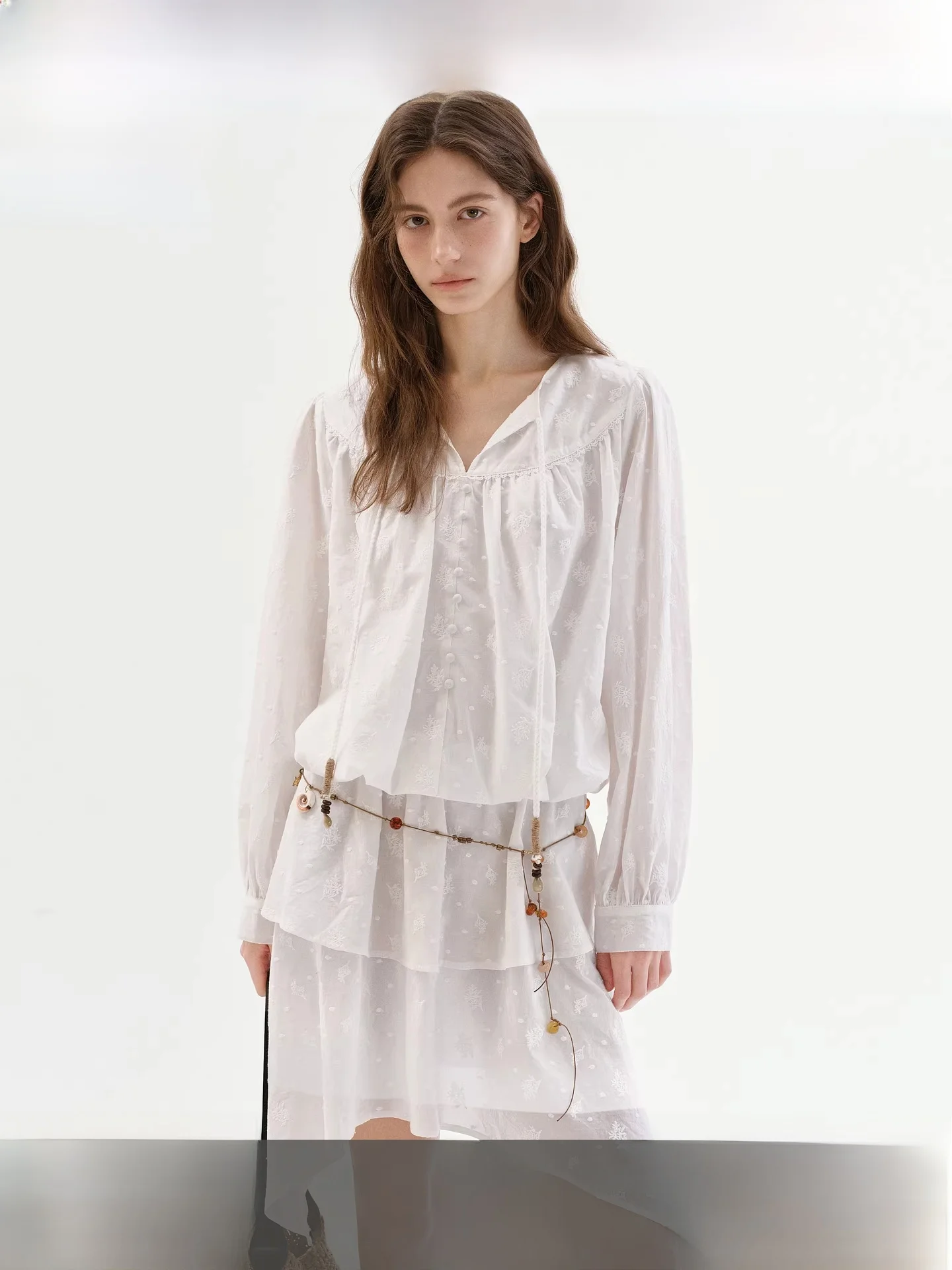 

Платье Fano из 100% хлопка с длинным рукавом, V-образным вырезом, вышивкой и поясом, свободного кроя, белое, с многоярусной юбкой, для повседневной носки, ранняя весна