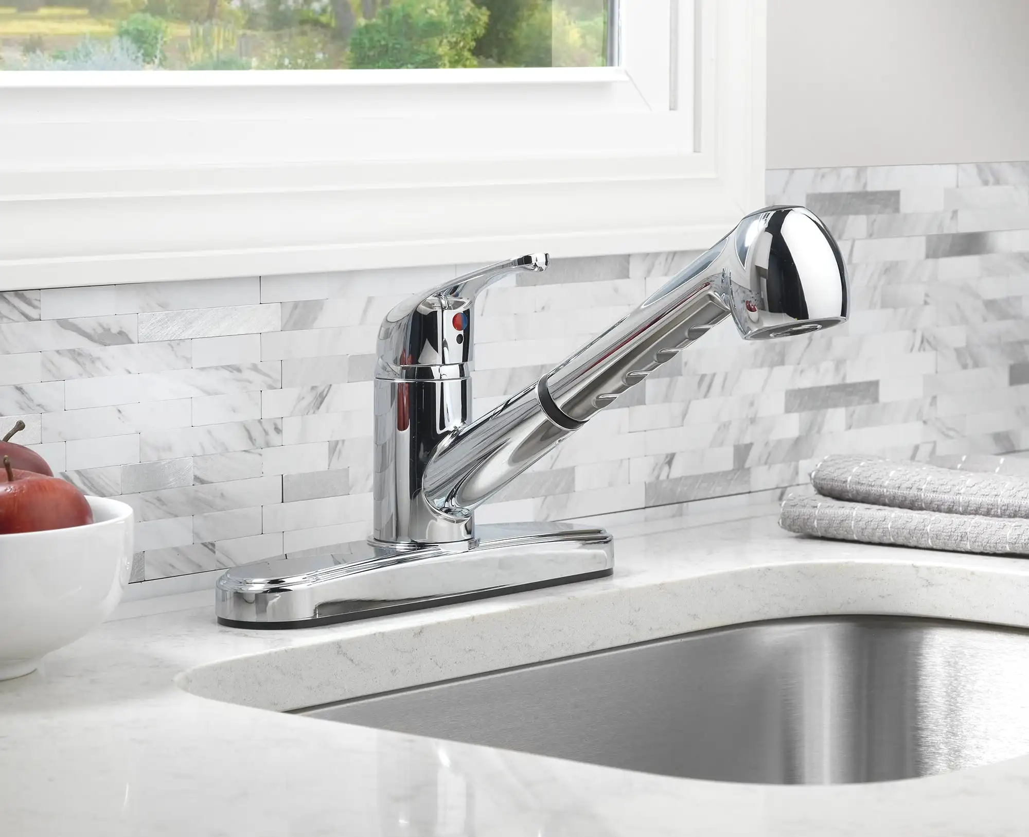 Single Handle Kitchen Sink Faucet with Pull-Out Sprayer and Chrome Finish Two feature options stream or spray