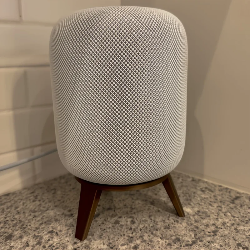 

Базовый стеллаж для хранения HomePod — стабильный, защищает динамик от падения