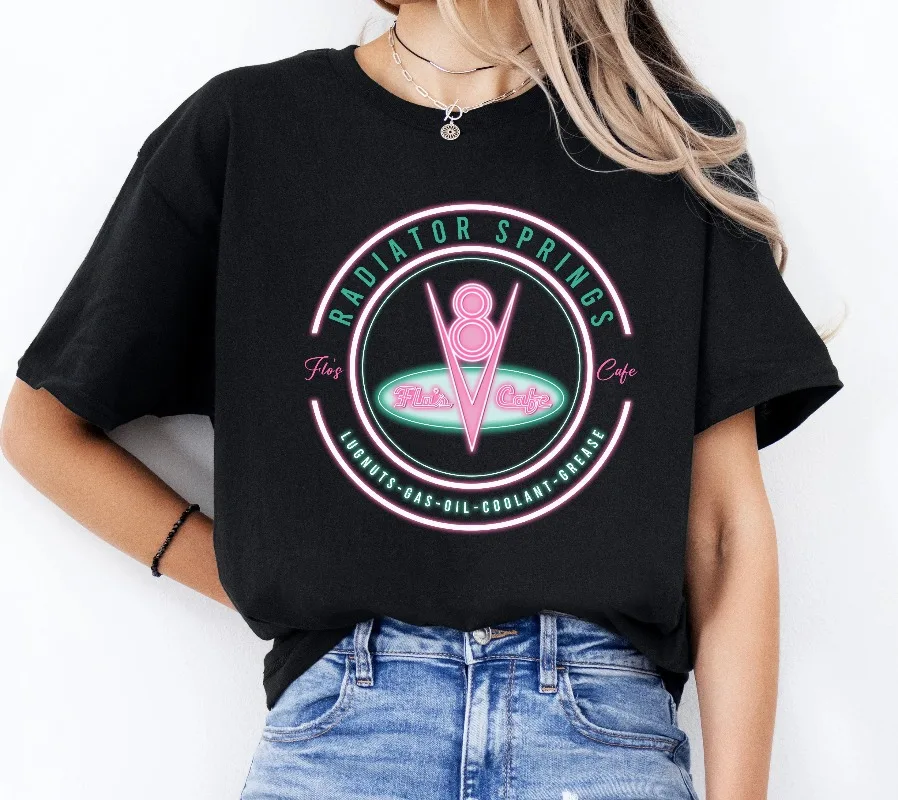 قميص ديزني بيكسار كارز فلوز V8 كافيه ملصق جرافيك قميص عتيق لسيارات ديزني قميص سيارات موضوع عيد الميلاد