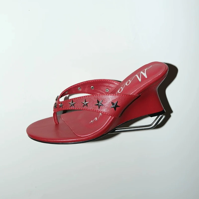 Modische Metallische Stern-Damensandalen mit Hohem Absatz 2026 Sexy Schwarze Thong-Keilsandalen Bequeme Slip-on Büro-Sandalen im Angebot