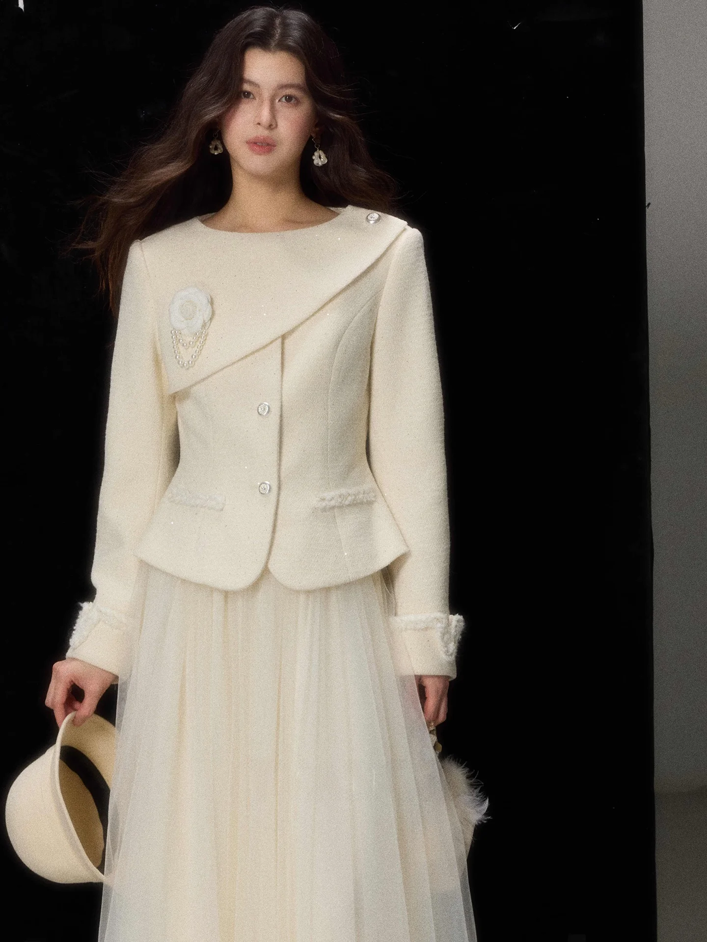 

Женский хлопковый комплект Er Yang Design: утепленная куртка с вышивкой и пышная юбка, теплый короткий пуховик с круглым вырезом и длинными рукавами