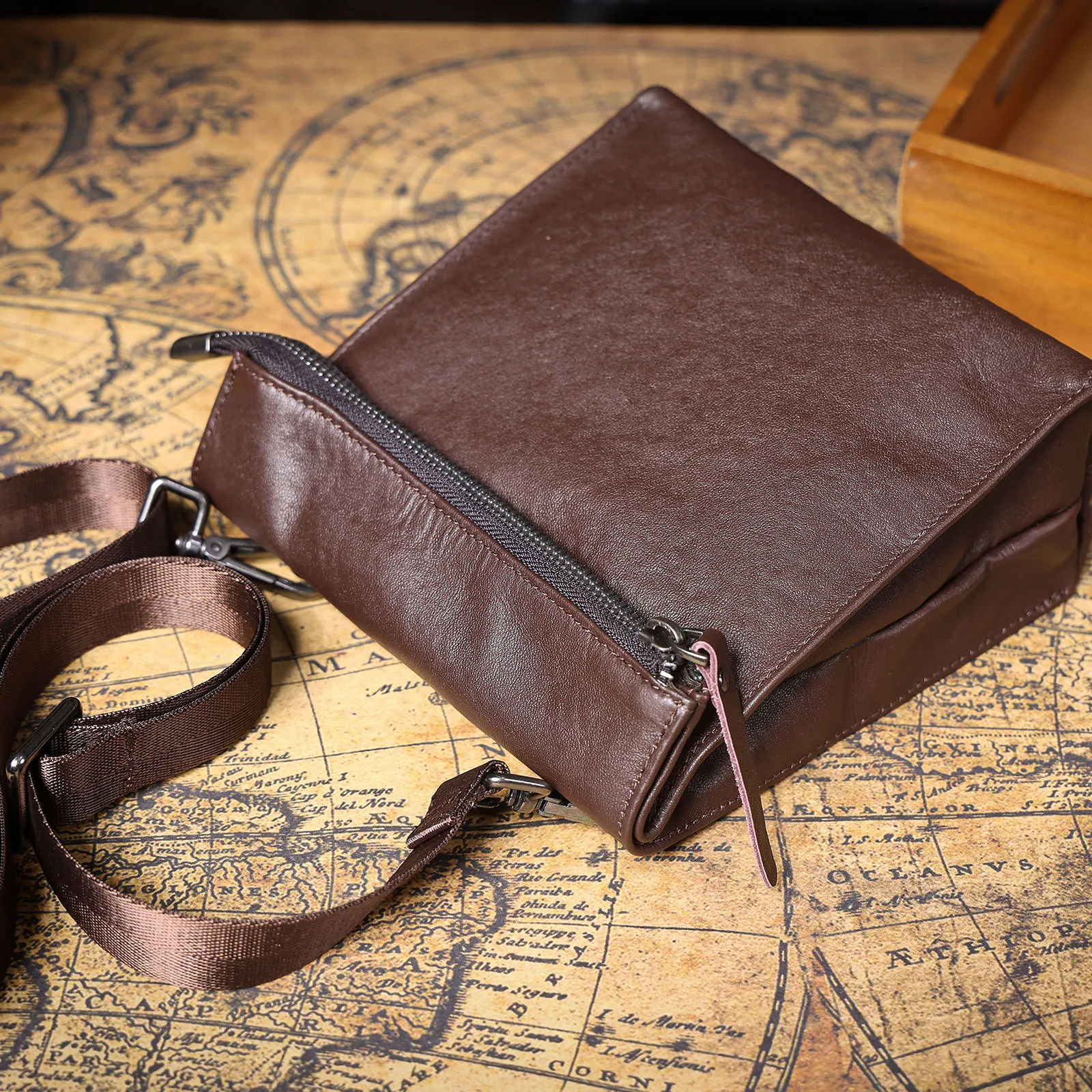 Echte Leder-Umhängetasche für Herren, Modische Brusttasche aus Rindsleder, Pflanzlich gegerbtes Leder, Unisex – Detail 21