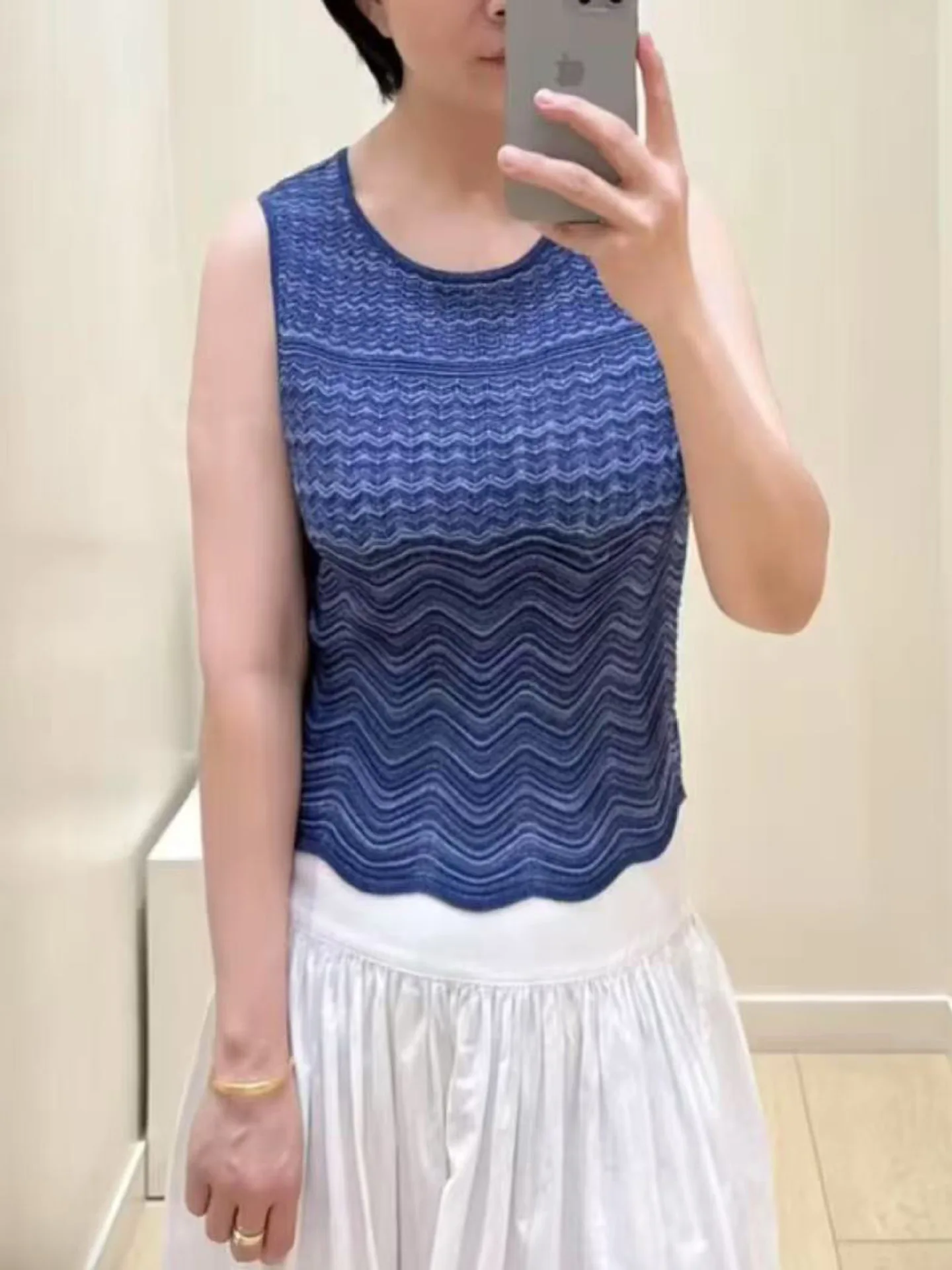 

Ladies‘ Hollowed Out Striped Wave Knit Vest Round Neck Sleeveless Slim Fit Versatile Top 2026 Summer
