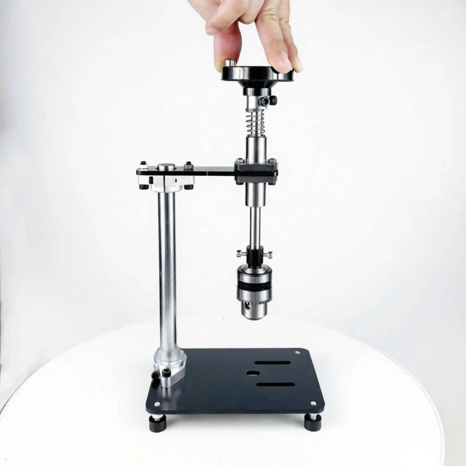 

Ручной станок для нарезания резьбы с высокой стабильностью, вертикальная стойка, инструмент для нарезания резьбы вручную, экономия усилий, направляющая для ручного метчика, регулируемая высота