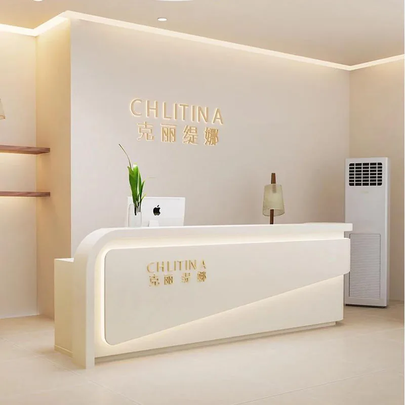 ユニークな教会の受付デスク サロンの演台 白いモバイル演台スタンド 受付デスク シンプルなエスクリトリオ 商業用家具