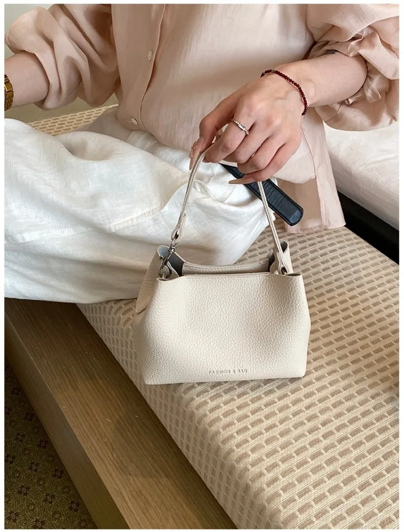 CEEKAY Minimalistische Mini-Eimertasche aus genarbtem, lederähnlichem Leder mit Aufdruck, leicht und tragbar, als Umhängetasche oder Schultertasche für Kaffeebraun – Detail 9