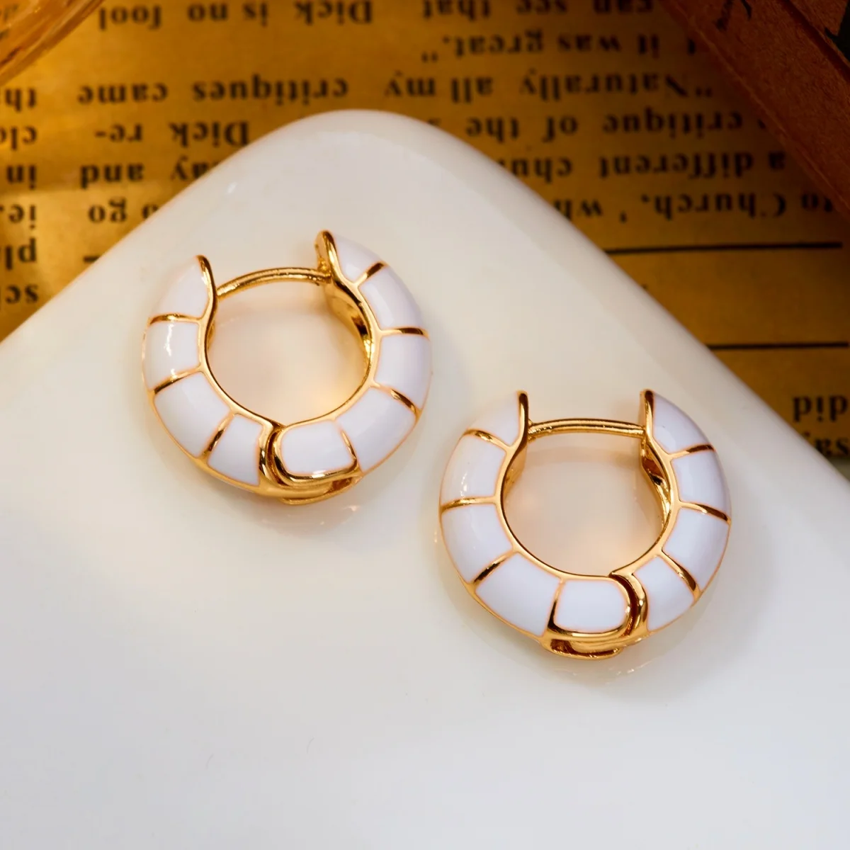 Minimalistische bunte Emaille-Streifen-Ohrstecker für Damen und Herren, trendige geometrische runde Creolen, Alltags- und Partyschmuck – Detail 37