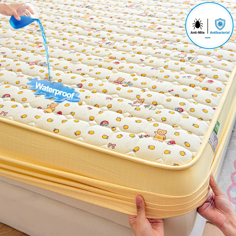 かわいい漫画柄のプリントが施された、防水加工のマットレスプロテクター。防ダニ・抗菌加工が施されたキルティング素材のマットレスカバーで、柔らかく静音性に優れたベッドシーツです。