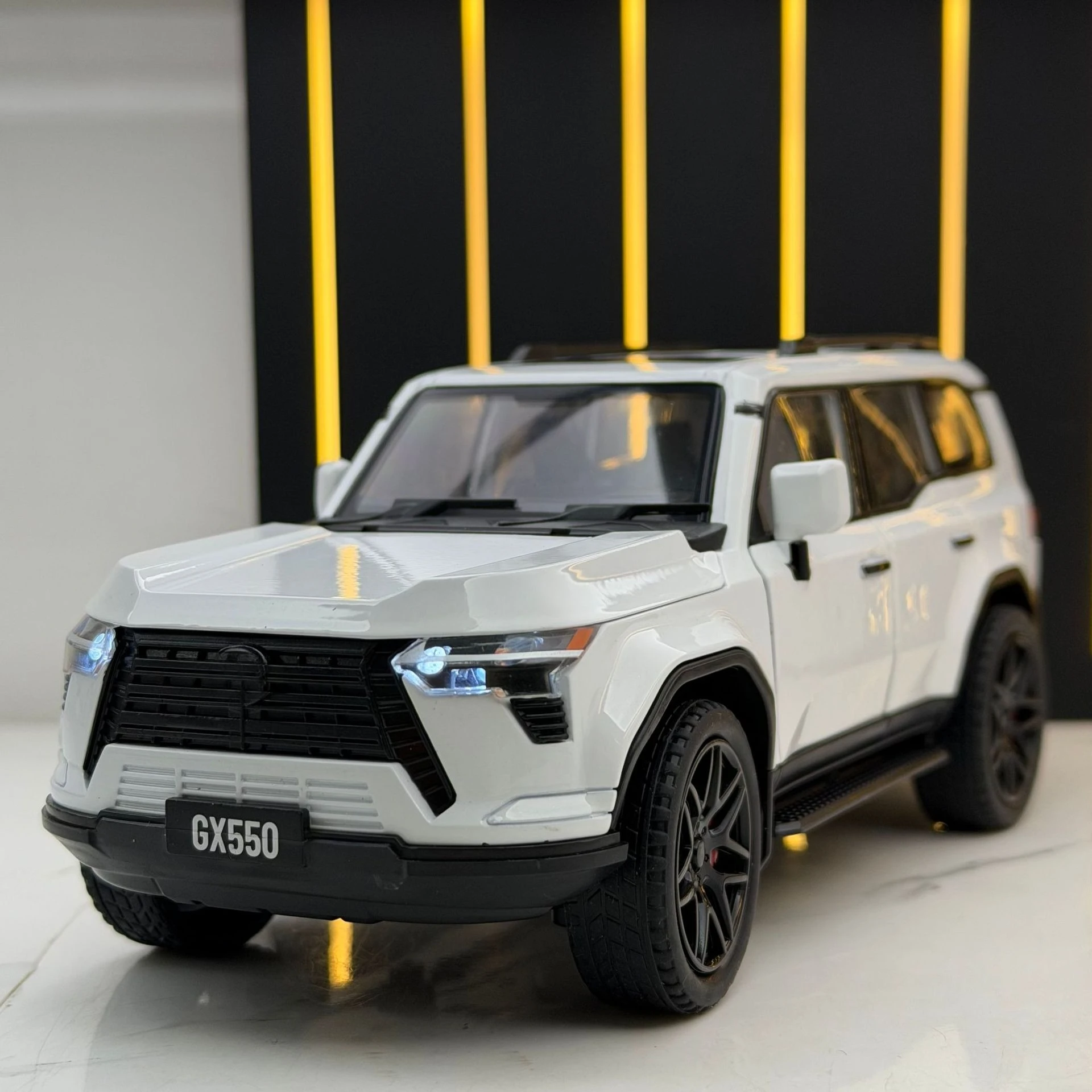 

Масштабная модель внедорожника GX550 1:24 из литого сплава со звуком и светом, инерционная, детская игрушка, коллекционная, подарок на день рождения