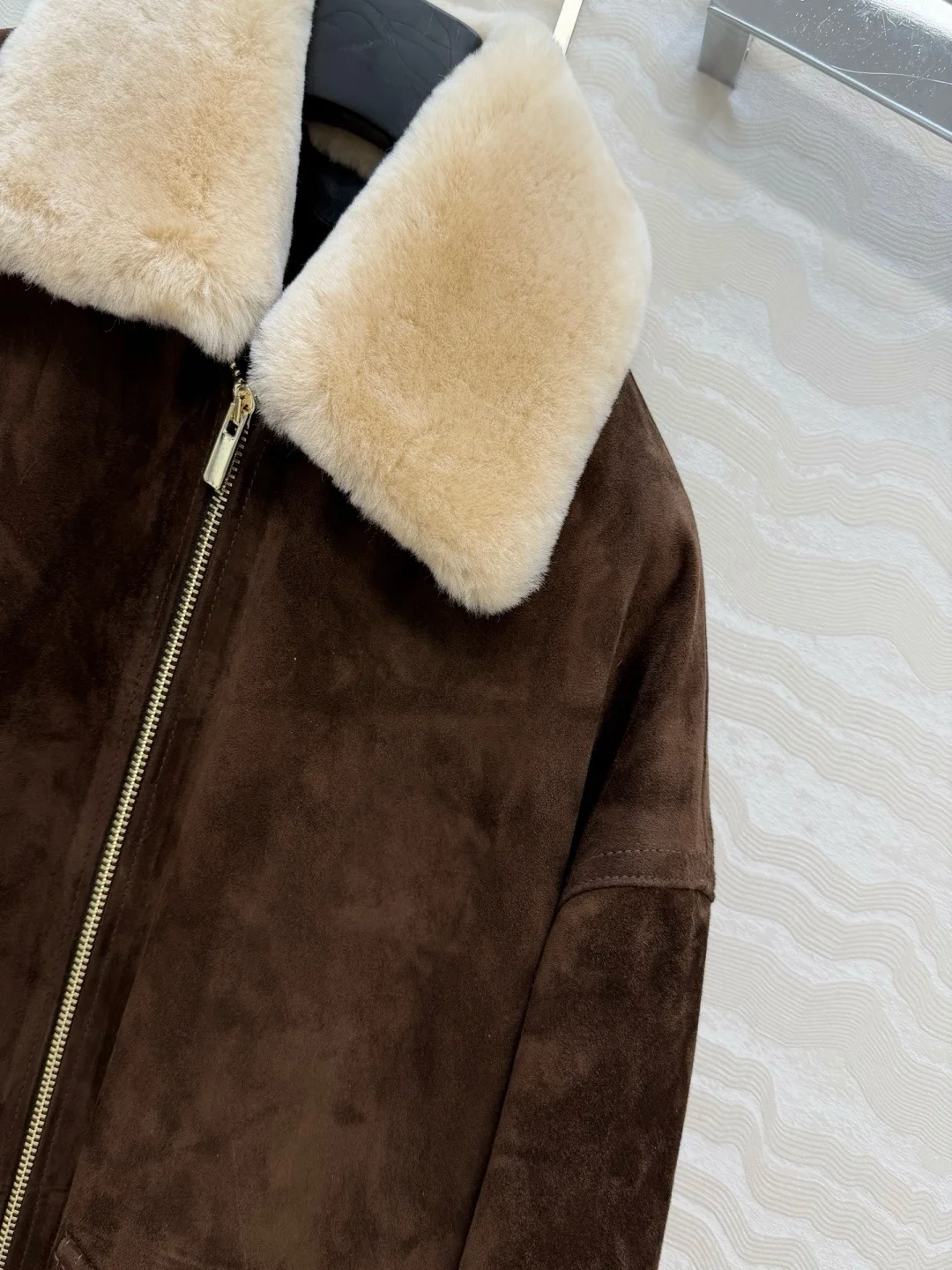 Trench vintage in pelle scamosciata marrone e giacca bomber oversize con collo in pelliccia sintetica. Simpatica giacca in cotone di velluto a coste stile intellettuale