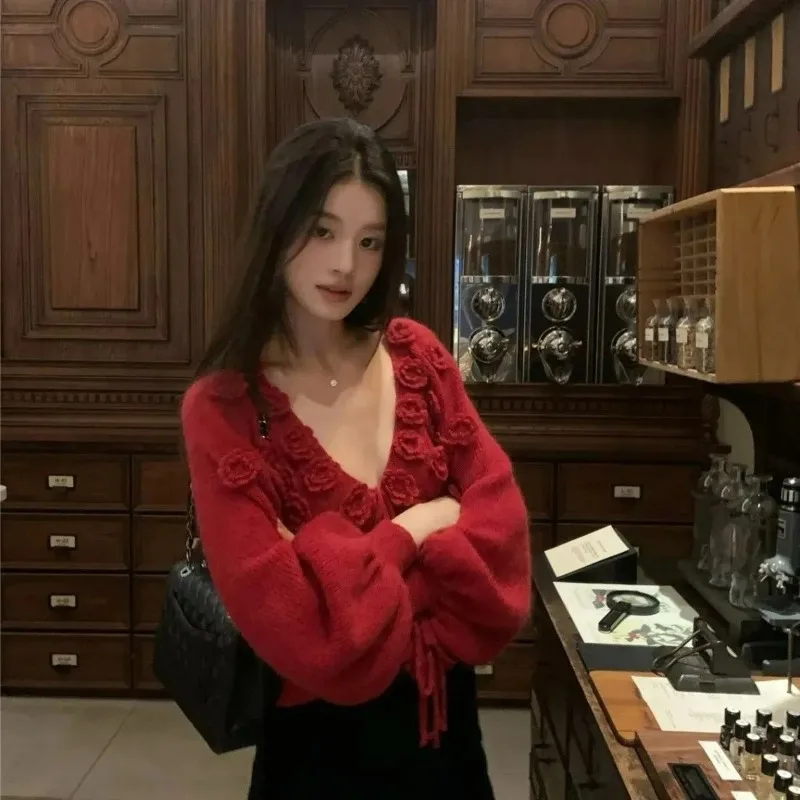 

Новинка весны 2025 года, милый универсальный вязаный крючком свитер ручной работы на шнуровке, женский короткий пуловер с v-образным вырезом и высокой талией во французском стиле с цветочным принтом