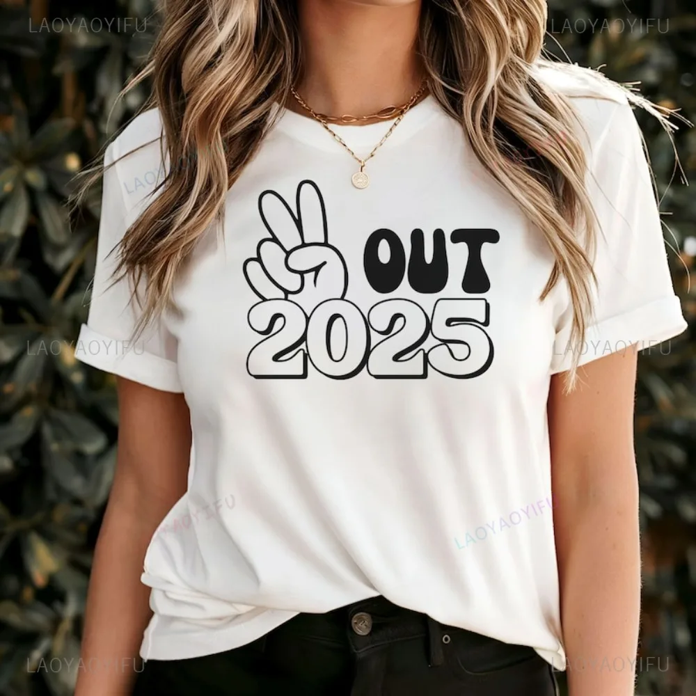 

Peace Out 2025 Retro New Years T Shirt Goodbye 2025 Happy 2026 Party TShirt Casual Fashion Loose Harajuku Women Man Clothing