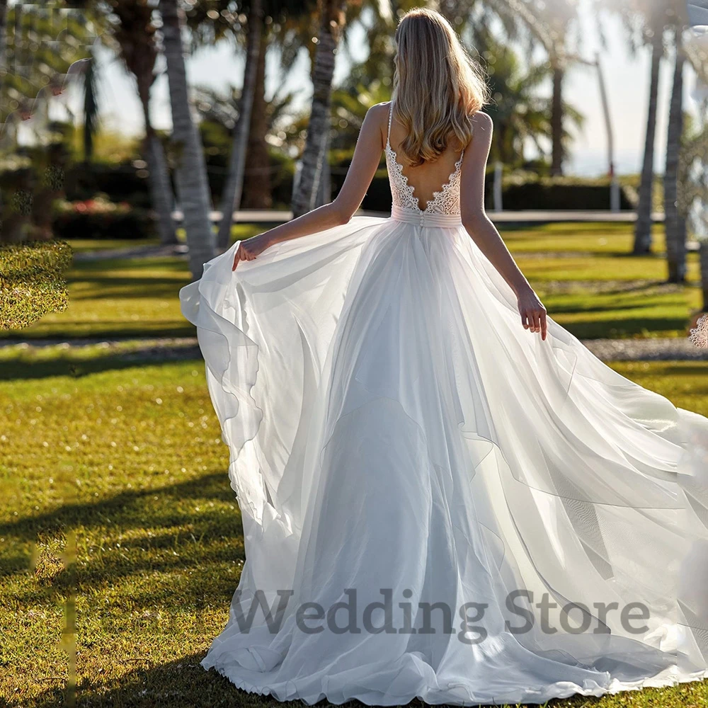 Vestido de novia bohemio de encaje con tirantes finos, sin mangas, Espalda descubierta, cuello en V, corte en a Irregular y largo hasta el suelo