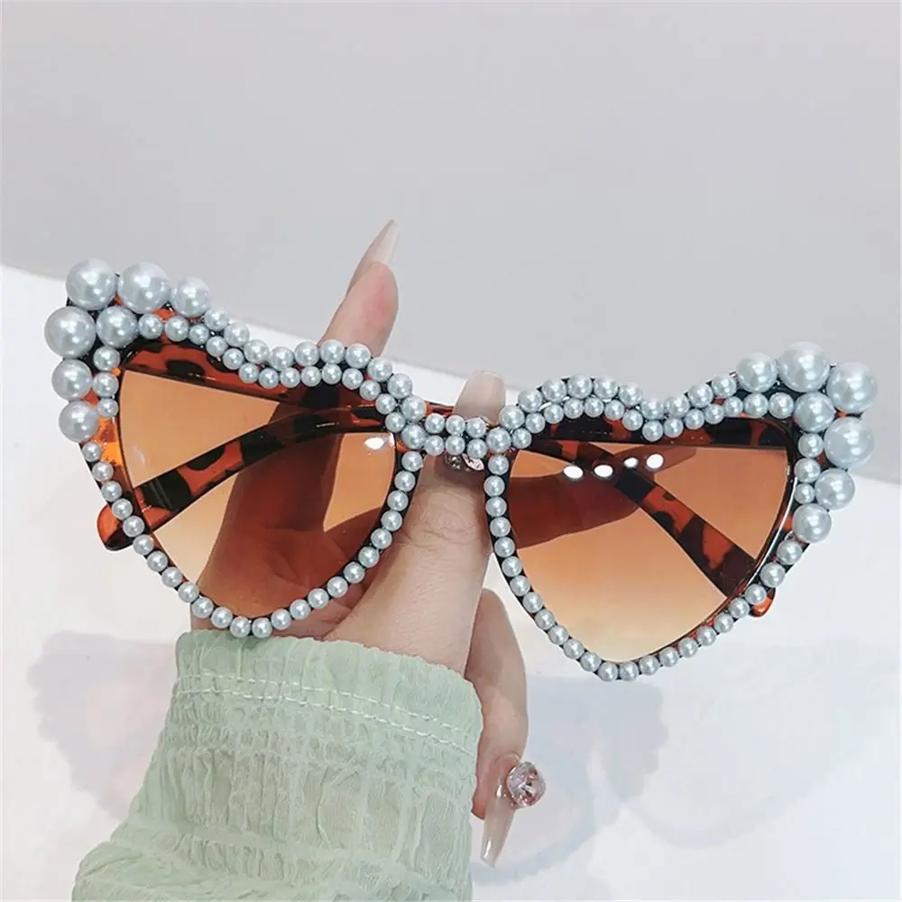 Trendy Heart-shaped Imitation Pearl Frame Sunglasses Y2K UV400 Cat Eye Eyewear 90s Beach Party Sun Glasses for Women & Men