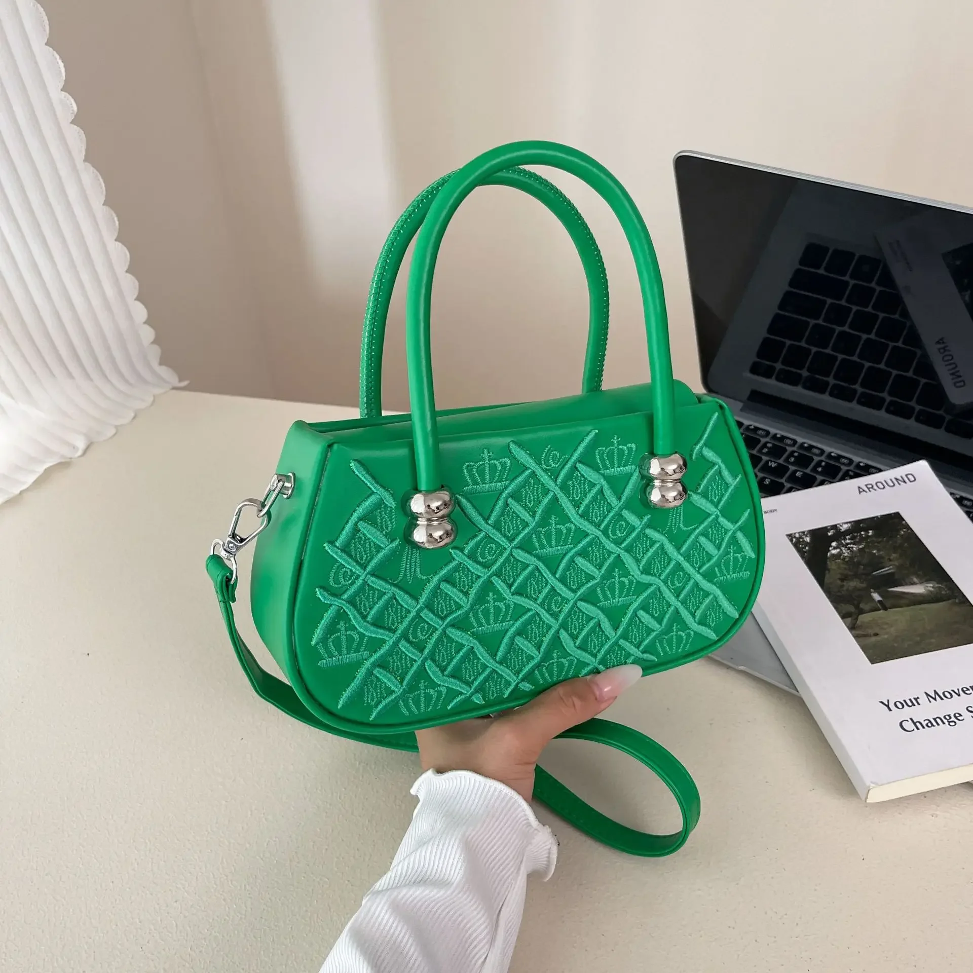 

2025 New Premium Light Luxury Heavy Industry Embroidery Portable Small Square Versatile Messenger Bag