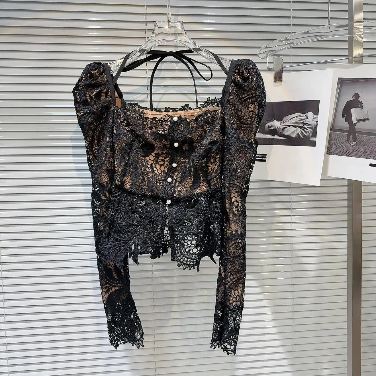 2022 Frühjahr neues Schnür-Neckholder-Haken-Blume-Blasenärmel-Spitzenhemd für kleine Frauen