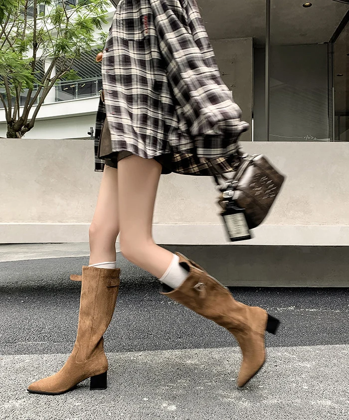 ZAROY Retro Ritterstiefel Winter Punk-Stiefel mit Gürtelschnalle und Reißverschluss hinten, Wildleder, hohe Stiefel, sexy, spitz zulaufend, klobiger Absatz, Reitstiefeletten – Detail 6