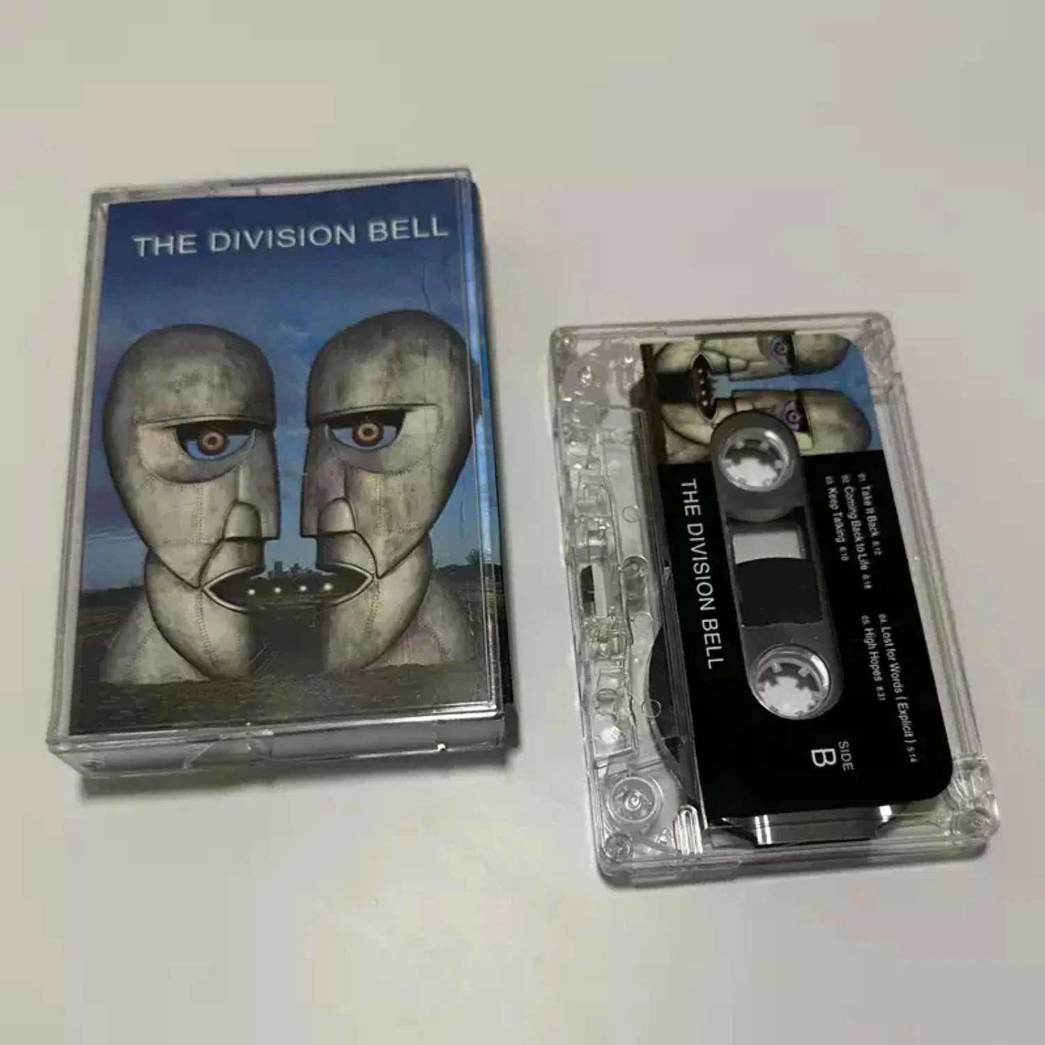 The Division Bell Cassette Tape, clássico rock progressivo e psicodélico com arranjos épicos e vibrações atmosféricas