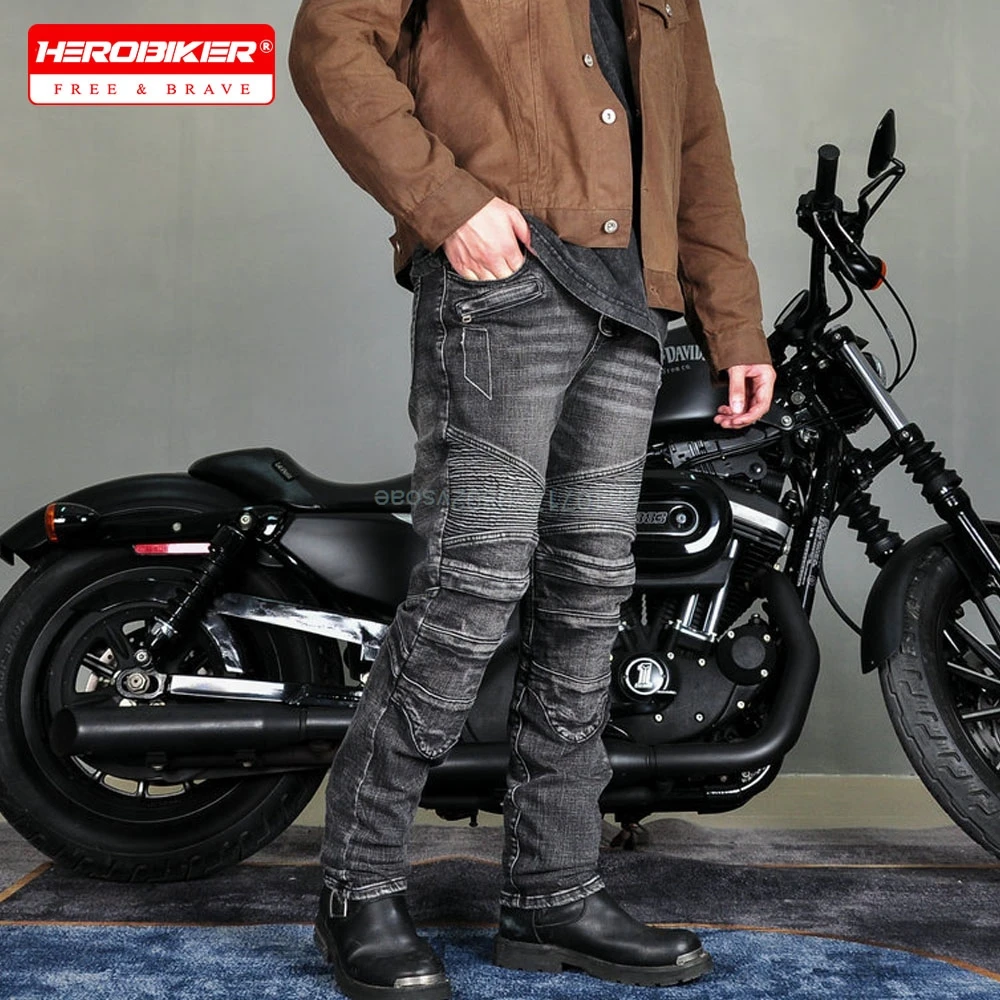 

Мужская коллекция джинсов: классические джинсы для мотоциклистов с защитными наколенниками и накладками на бедра, мотоштаны для мотокросса, туристические брюки с защитой от падений.