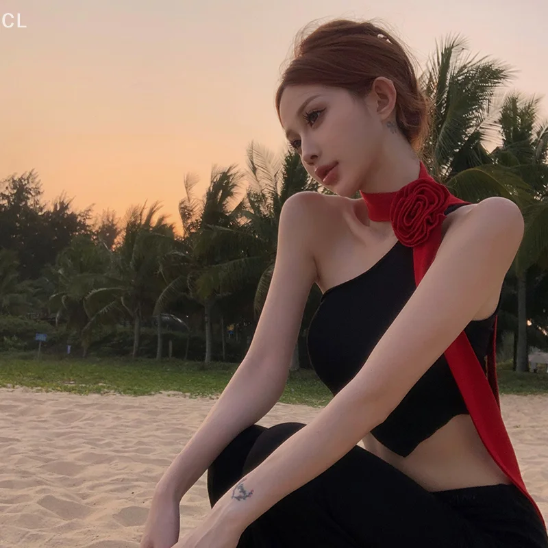 2025 verano diseño coreano puro deseo chica picante Top hombro inclinado negro colgante cuello correa solo hombro camiseta sin mangas