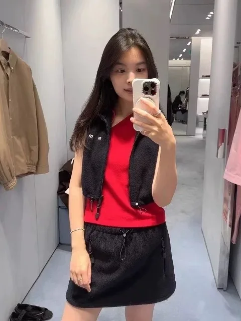 เสื้อกั๊กผ้าฝ้ายซิป Lotton รุ่น Early Autumn สำหรับผู้หญิง แฟชั่นปักตัวอักษรโลโก้ สไตล์สวมหัว ไม่มีแขน เหมาะสำหรับใส่ไปทำงาน