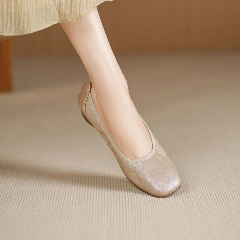 2025 Nuevos zapatos planos de tacón bajo de corte bajo para mujer, cuero suave y suela suave, punta redonda, elegantes y cómodos, zapatos sin cordones para mamá