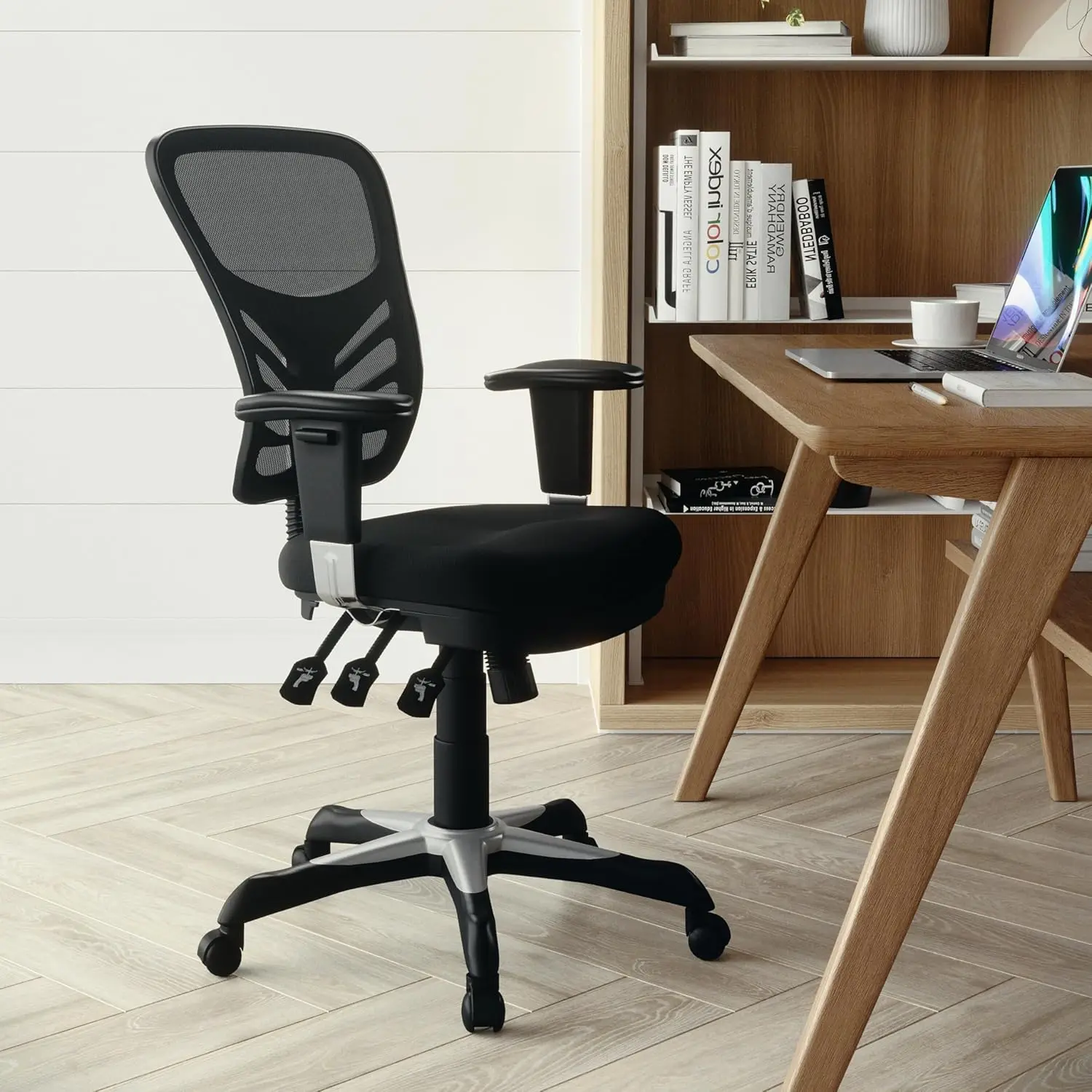 Silla de oficina ergonómica giratoria ejecutiva multifunción de malla negra con respaldo medio y brazos ajustables