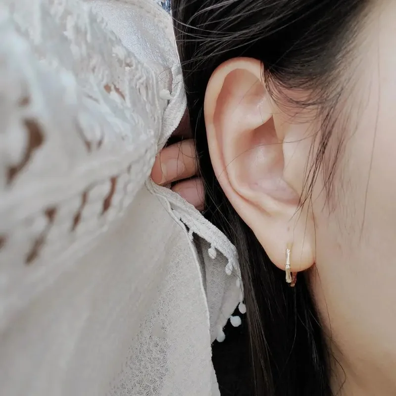 Orecchini di bambù lucidi freschi per le donne orecchini a cerchio intarsiati con diamanti in stile cinese di lusso leggero adatti per gioielli da indossare ogni giorno