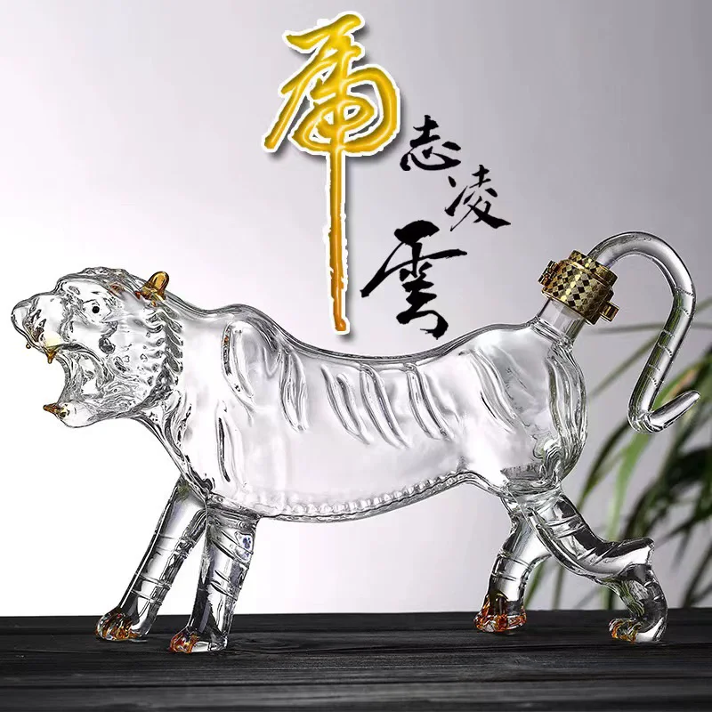 Handsome tiger shaped animal lead-free glass bottle wine decanter barware whiskey decanter for Liquor Scotch Bourbon