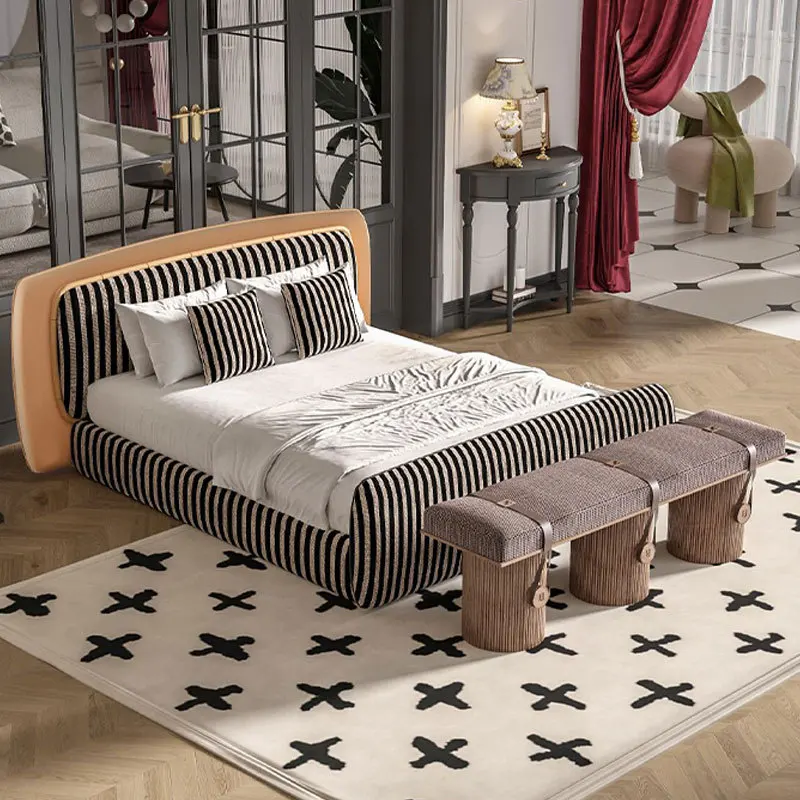 Leichtes, luxuriöses Hauptschlafzimmerbett, moderner, minimalistischer Designer, großes, hochwertiges Schlafzimmer-Doppelbett aus Stoff mit flachem Boden