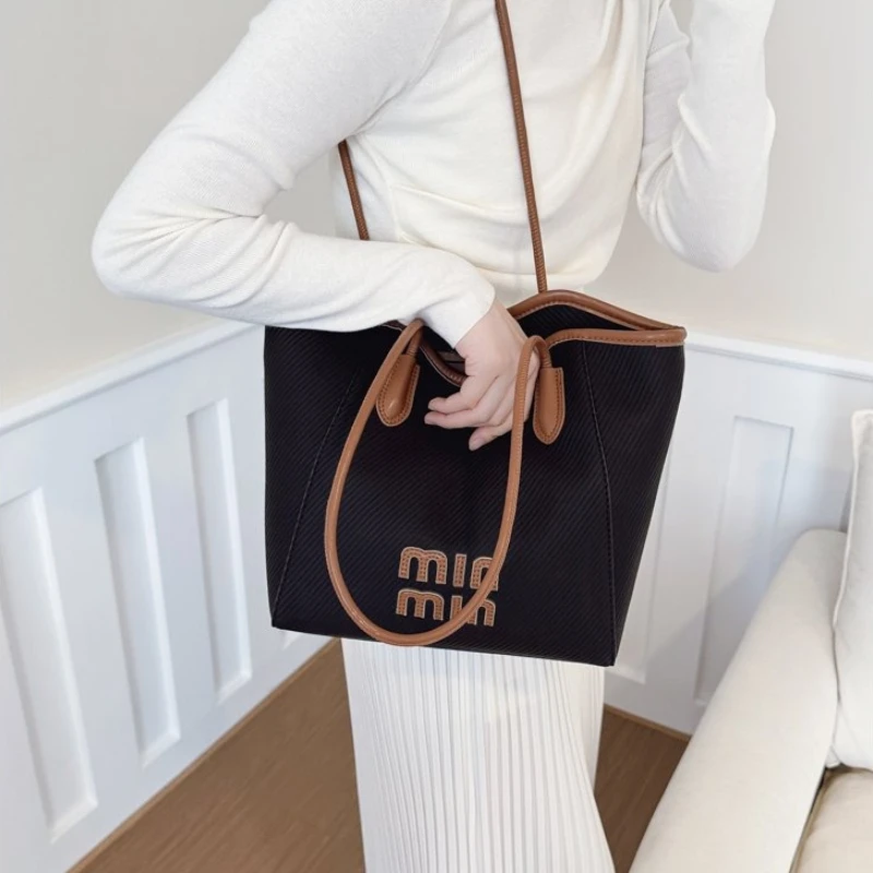 

Женская модная сумка стильного дизайна для фотографий и создания содержания социальных сетей Chic